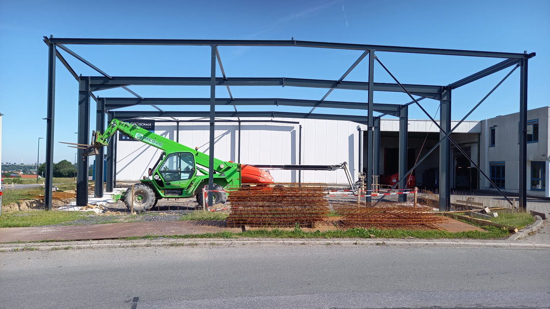 Produktionshalle und Hochregale