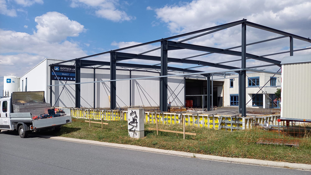 Produktionshalle und Hochregale