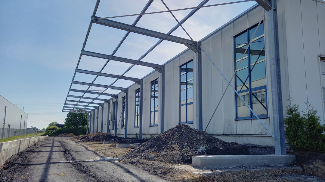 Produktionshalle und Hochregale